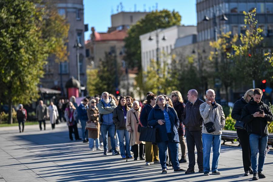 8 октября, Вильнюс. Избиратели стоят в очереди, чтобы проголосовать на парламентских выборах в столице Литвы. /Фото: Синьхуа/