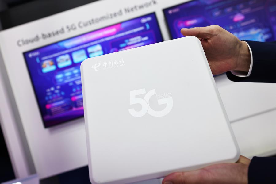 27 февраля 2024 года, сотрудник показывает антенну China Telecom 5G во время Всемирного мобильного конгресса в испанском городе Барселона. /Фото: Синьхуа/